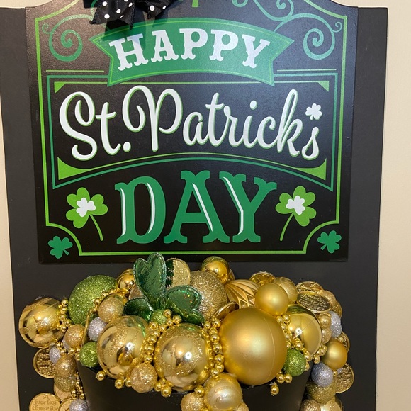 Pot of gold decoration for St. Patrick’s Day. - Picture 5 of 5